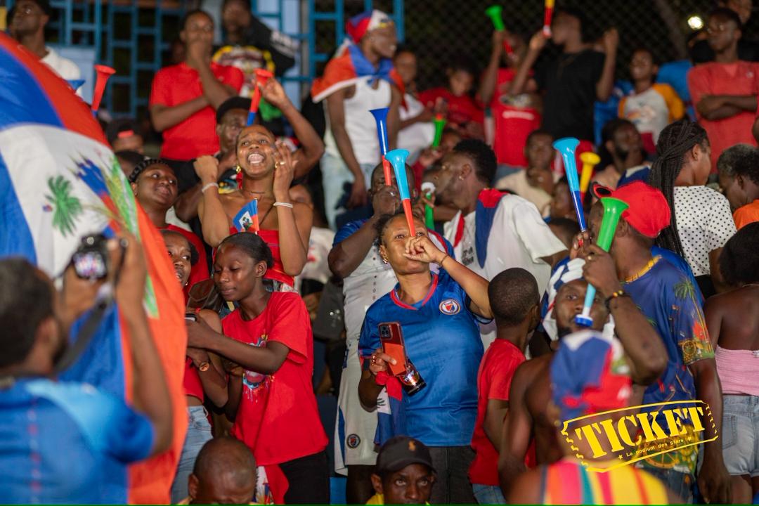 Canapé-Vert : des fans rassemblés sur la place publique pour suivre Haïti-Écosse